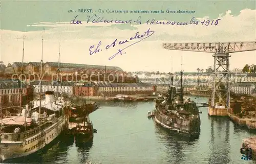 AK / Ansichtskarte Brest_Finistere Un Cuirasse en armement sous la Grue electrique Brest_Finistere