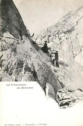 AK / Ansichtskarte Chamonix Le Cheminee du Brevent Bergsteiger Hochgebirge Chamonix