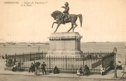 AK / Ansichtskarte Cherbourg_Octeville_Basse_Normandie Statue de Napoleon I et la Rade Cherbourg_Octeville