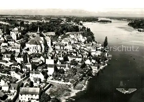 AK / Ansichtskarte Candes Saint Martin Le Bourg et lEglise fortifee Vue aerienne Candes Saint Martin