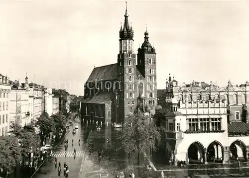 AK / Ansichtskarte Krakow_Krakau Rynek Glowny z koselotem Mariackim i fragmentem Sukiennie Krakow Krakau