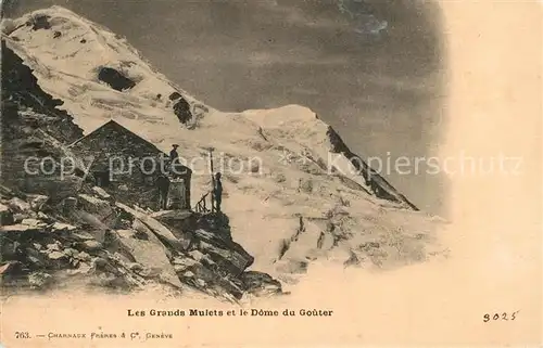 Chamonix Les Grands Mulets et le Dome du Gouter Berghuette Hochgebirge Chamonix