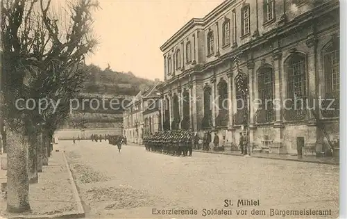 Saint Mihiel Exerzierende Soldaten vor dem Buergermeisteramt Saint Mihiel