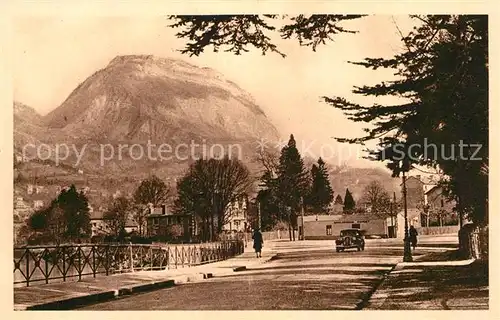 Grenoble Quai Jonking et vue sur le Saint Bynard Grenoble