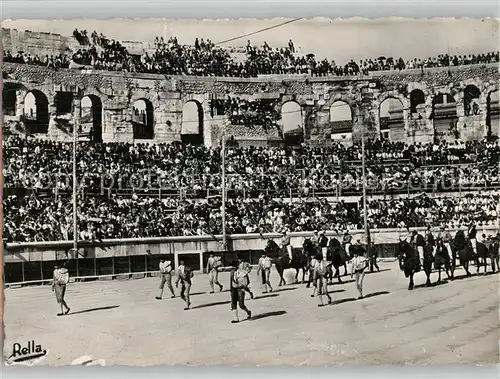 AK / Ansichtskarte Nimes Course de Toureaux Le Paseo Stierkampfarena Nimes