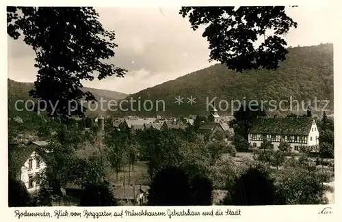 AK / Ansichtskarte Bodenwerder Blick vom Berggarten auf Muenchhausens Geburtshaus und die Stadt Bodenwerder
