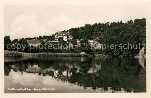 AK / Ansichtskarte Feldberg_Mecklenburg Blick ueber den Haussee zur Jugendherberge Feldberg_Mecklenburg