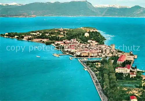 AK / Ansichtskarte Sirmione Fliegeraufnahme Lago di Garda Sirmione