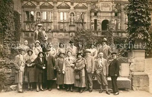 AK / Ansichtskarte Heidelberg_Neckar Gruppenaufnahme am Heidelberger Schloss Heidelberg Neckar