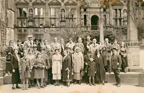 AK / Ansichtskarte Heidelberg_Neckar Gruppenaufnahme am Schloss Heidelberg Neckar
