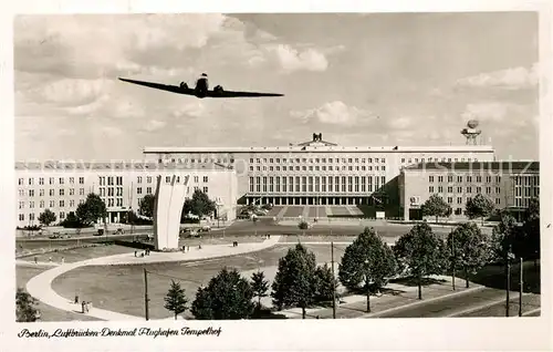 AK / Ansichtskarte Tempelhof_Berlin Luftbrueckendenkmal Flugzeug Tempelhof Berlin
