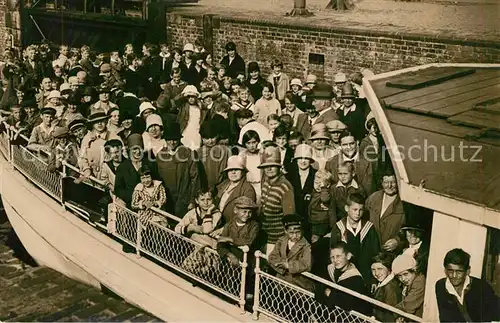 AK / Ansichtskarte Brandenburg_Havel Fahrt mit Motorschiff Gruppenbild Brandenburg Havel