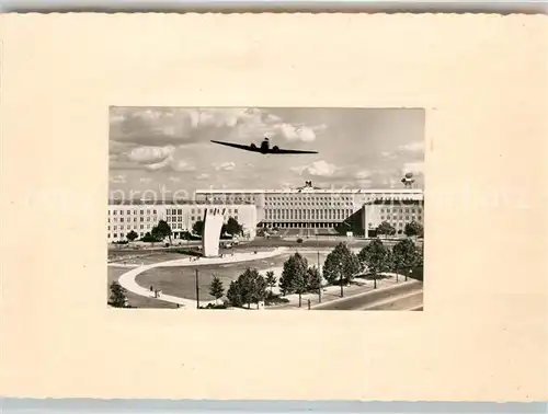 AK / Ansichtskarte Tempelhof_Berlin Flughafen Luftbrueckendenkmal Flugzeug Tempelhof Berlin