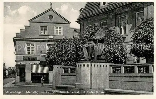 AK / Ansichtskarte Stavenhagen Fritz Reuter Denkmal mit Geburtshaus Stavenhagen