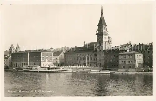 AK / Ansichtskarte Passau Rathaus mit Schiffslandeplatz Passau