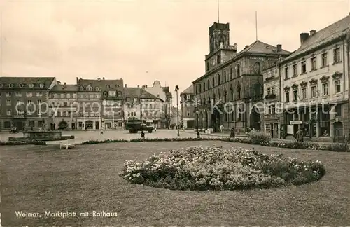 AK / Ansichtskarte Weimar_Thueringen Marktplatz mit Rathaus Weimar Thueringen