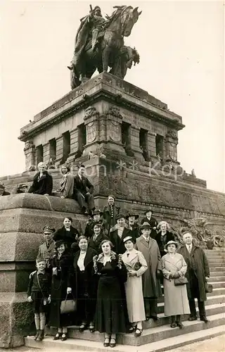 AK / Ansichtskarte Koblenz_Rhein Gruppenbild vor Kaiser Wilhelm Denkmal am Deutschen Eck Koblenz_Rhein