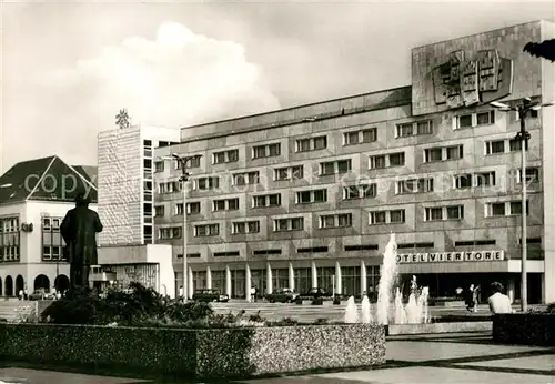 AK / Ansichtskarte Neubrandenburg Hotel Vier Tore Denkmal Wasserspiele Neubrandenburg