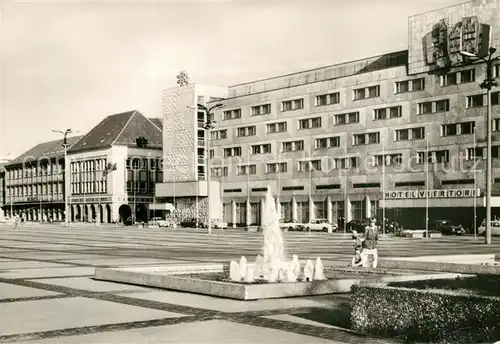 AK / Ansichtskarte Neubrandenburg Hotel Vier Tore am Karl Marx Platz Wasserspiele Neubrandenburg