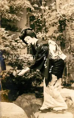 AK / Ansichtskarte Japan Frau Kimono Brunnen Japan