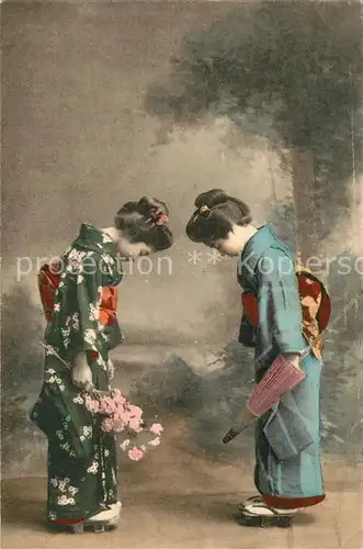 AK / Ansichtskarte Japan Zwei Frauen im Park begruessen sich Japan