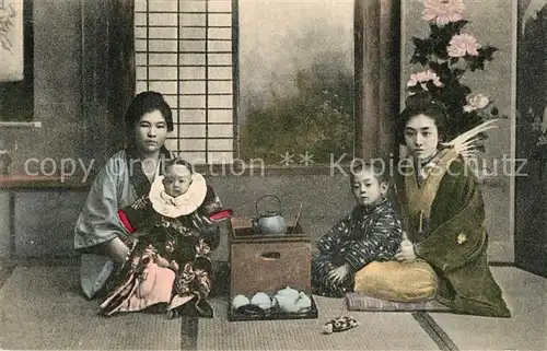 AK / Ansichtskarte Japan Muetter mit Kindern beim Tee Japan