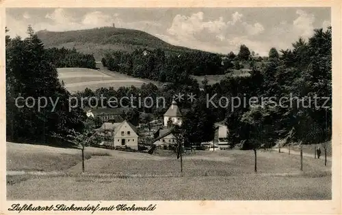 AK / Ansichtskarte Lueckendorf Ortsansicht mit Kirche mit Hochwald Zittauer Gebirge Lueckendorf