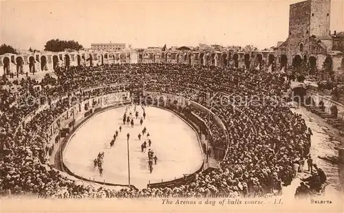 AK / Ansichtskarte Arles_Bouches du Rhone Les Arenes Jour d une Course de Taureaux Arles_Bouches du Rhone