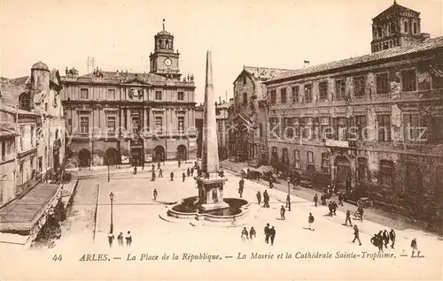 AK / Ansichtskarte Arles_Bouches du Rhone Place de la Republique La Mairie et la Cathedrale Sainte Trophime Arles_Bouches du Rhone