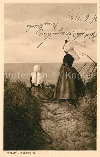 AK / Ansichtskarte Walcheren Junge Maedchen in den Duenen Trachten Walcheren