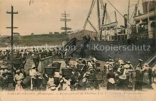 AK / Ansichtskarte Fort De France Debarquement de Charbon Hafen Einschiffen Fort De France