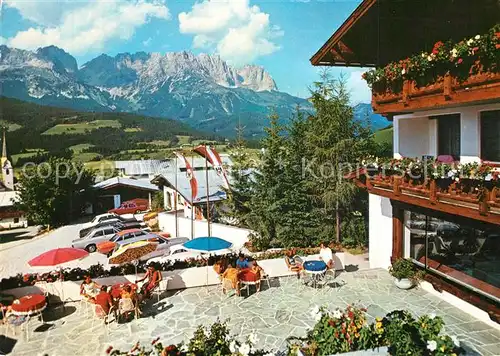 AK / Ansichtskarte Ellmau_Tirol Hotel Baer Terrasse Blick zum Wilden Kaiser Kaisergebirge Ellmau Tirol