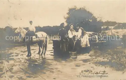 AK / Ansichtskarte Russland Frauen beim Wasserholen Brunnen Reiter Kuehe Russland