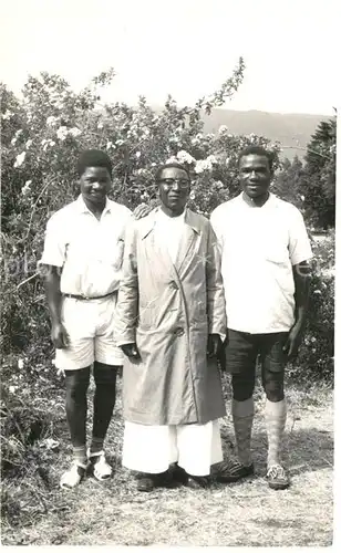 AK / Ansichtskarte Tansania Njombe Pater Bewohner Tansania