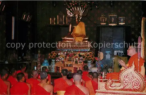 AK / Ansichtskarte Bangkok Monks Offering Prayers Tempel Bangkok