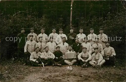 AK / Ansichtskarte Eisenborn Gruppenfoto Soldaten ?bungsplatz Eisenborn