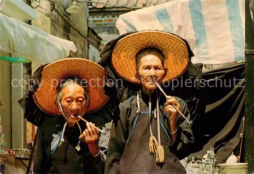 AK / Ansichtskarte Hongkong Zwei Chinesen beim Rauchen Hongkong