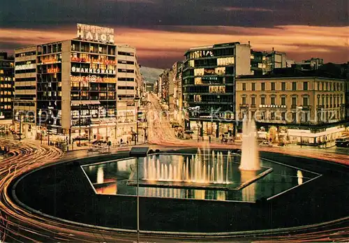 AK / Ansichtskarte Athenes_Athen Omonia Platz Brunnen Nachtaufnahme Athenes Athen