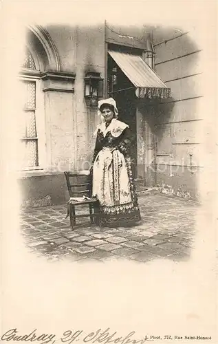 Meslay du Maine Frau in Tracht Meslay du Maine