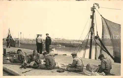 AK / Ansichtskarte Ostende_Oostende Fischer pflicken ihre Netze 