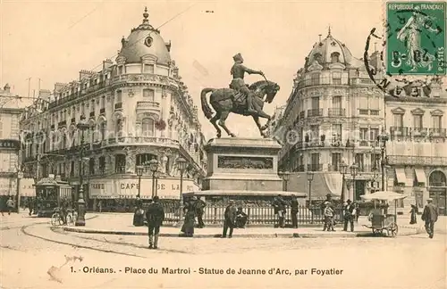AK / Ansichtskarte Orleans_Loiret Place du Martroi Statue de Jeanne d Arc Orleans_Loiret