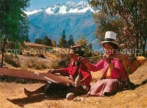 AK / Ansichtskarte Cuzco Hilandera y Tejedora Indigenas Cuzco