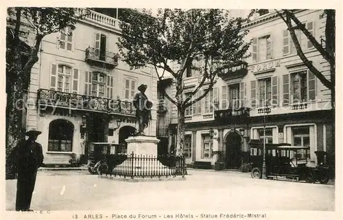 AK / Ansichtskarte Arles_Bouches du Rhone Place du Forum Hotels Statue Frederic Mistral Arles_Bouches du Rhone