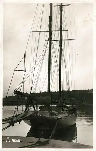 AK / Ansichtskarte Cassis Au Port un yacht au repos Cassis