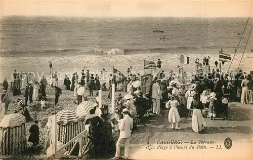 AK / Ansichtskarte Cabourg La Terrasse et Plage a l heure du Bain Cabourg