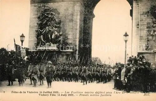 AK / Ansichtskarte Paris Fetes de la Victoire 14. Juillet 1919 Soldaten am Arc de Triomphe Paris