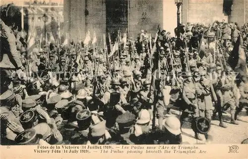AK / Ansichtskarte Paris Fetes de la Victoire 14. Juillet 1919 Soldaten am Arc de Triomphe Paris