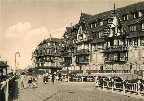 AK / Ansichtskarte Trouville Deauville Reine des Plages Promenade sur les Planches Trouville Deauville