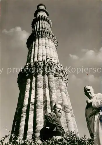 AK / Ansichtskarte Delhi Deutsche Missionare vor dem Minarett Kutab Minar Delhi