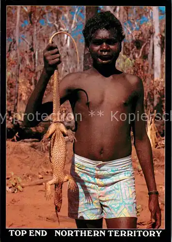 AK / Ansichtskarte Australien Australien Aborigine Dennis of the Tiwi People of Melville Island shows a good catch a large goanna Australien